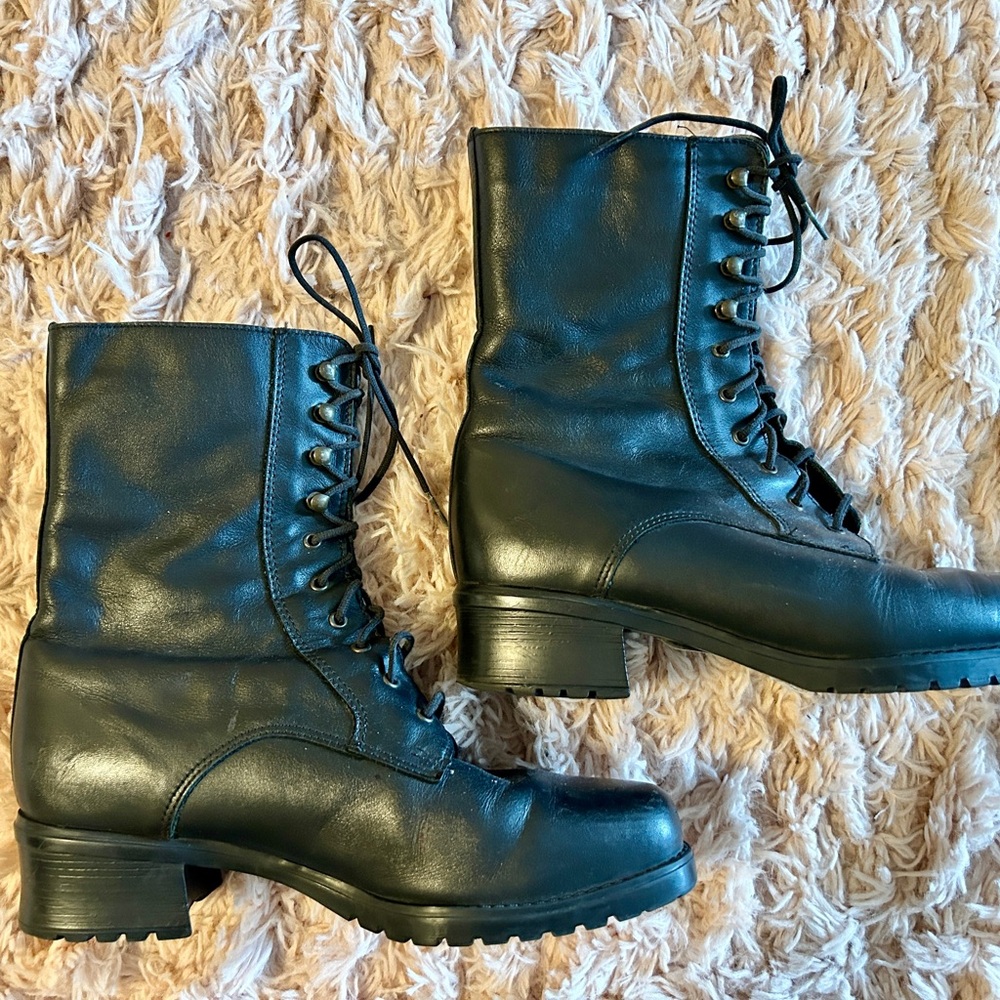 La Canadienne Lace-Up Black Ankle Boots